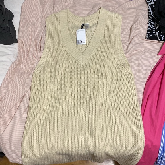 H&M cream knit sweater vest - Picture 3 of 3